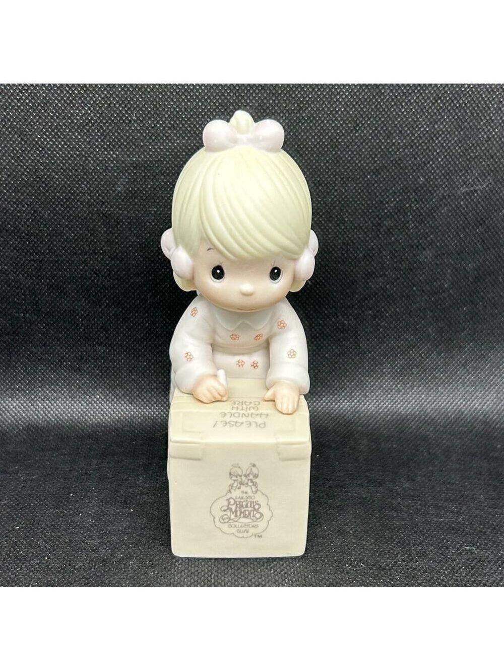 Precious Moments "Sharing is universal" 1987 Collector's Club figurine